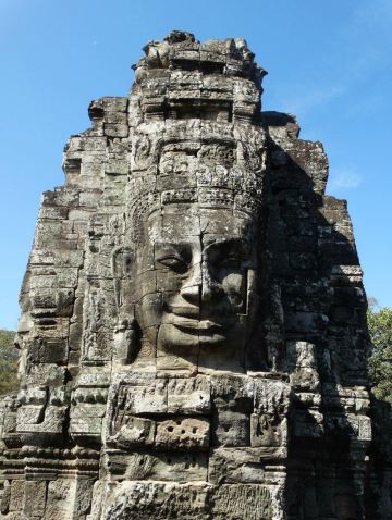 佛像是典型的高棉人面容:方正的脸庞,和顺的眉眼,挺阔的鼻翼,饱满的