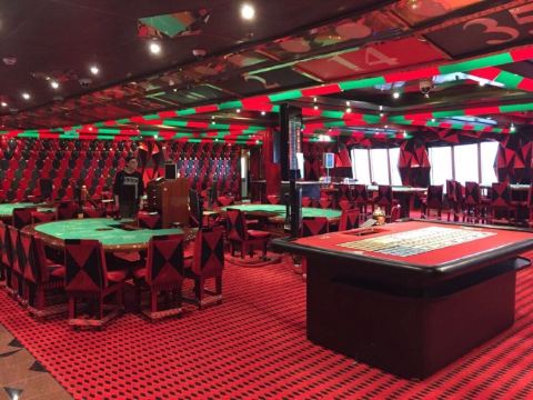 这里是赌桌啦,一般是不给拍照的,由于我们上船时间很早,赌场还没有人