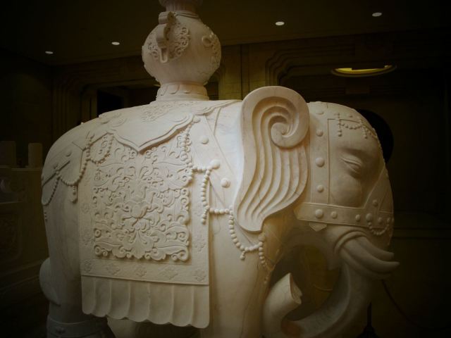 汉白玉大象产于缅甸,白象在佛教中代表了神的圣物. 灵山梵宫