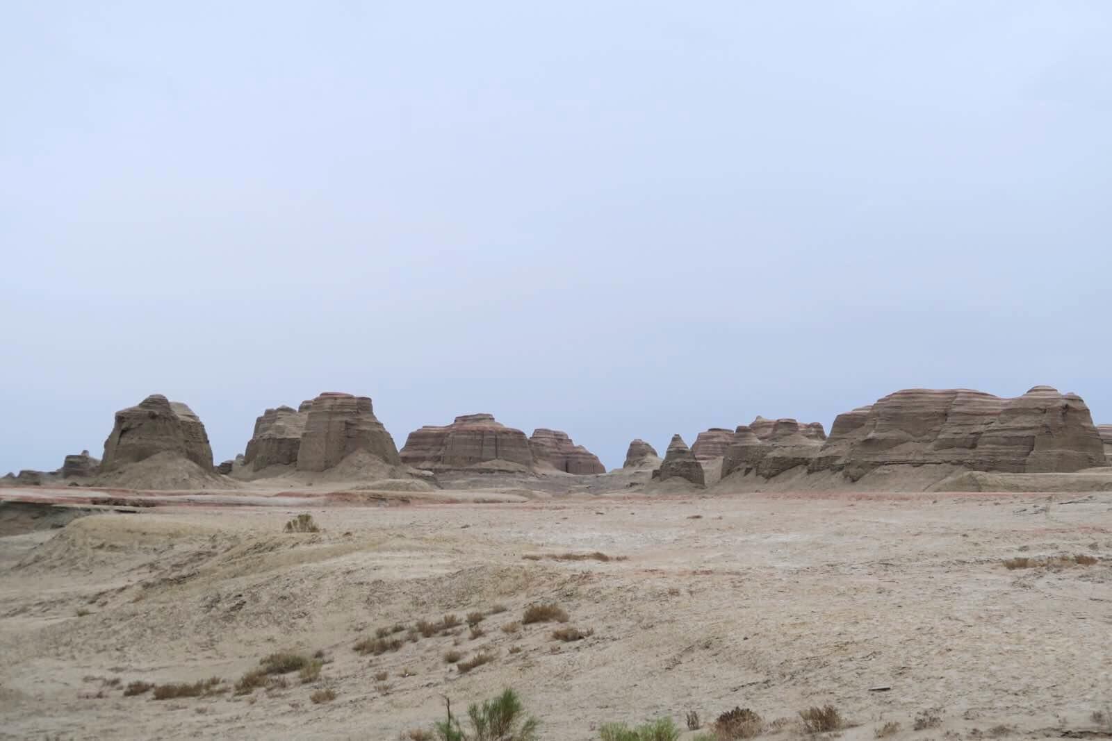 这里地面是松软的沙土,又正值风口,沙士被猛烈的风冲刷卷走,地面被