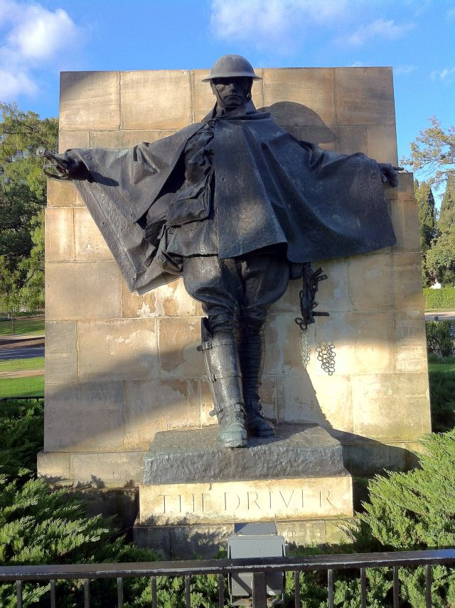 东北侧草坪上有两尊背靠背的战士铜像