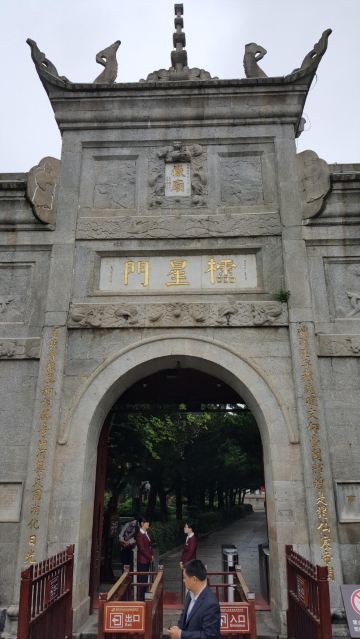 第一进,也叫棂星门,由花岗石砌成,门前有一对石狮子,姿态雄伟, 以