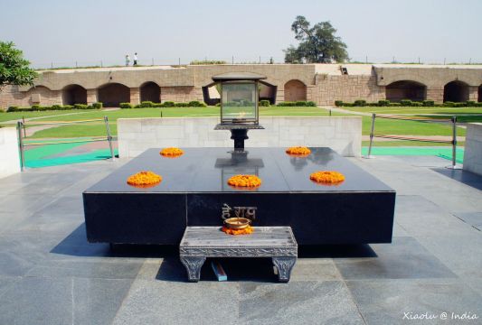 墓主体,长明灯,墓碑上的黄色小花marrygold rose是最常用表达敬意的