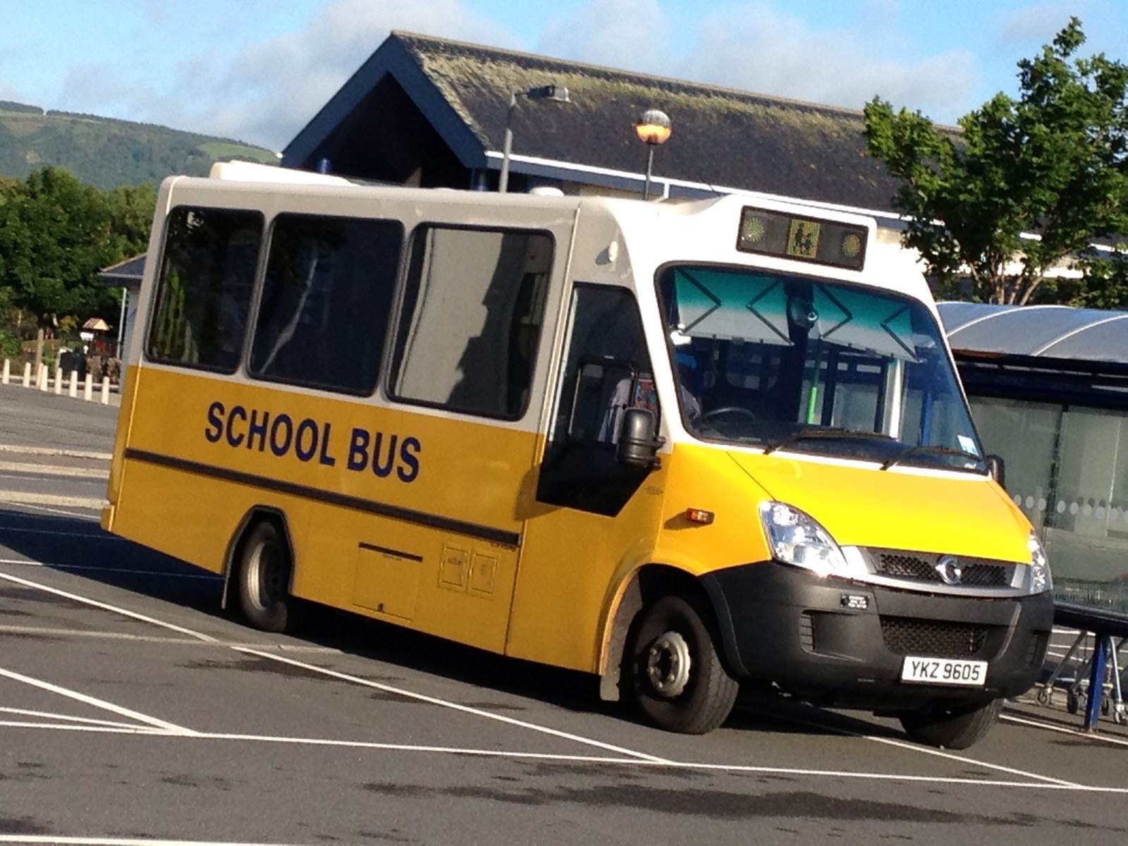 来喝咖啡的校车司机等着上路了 carrickfergus