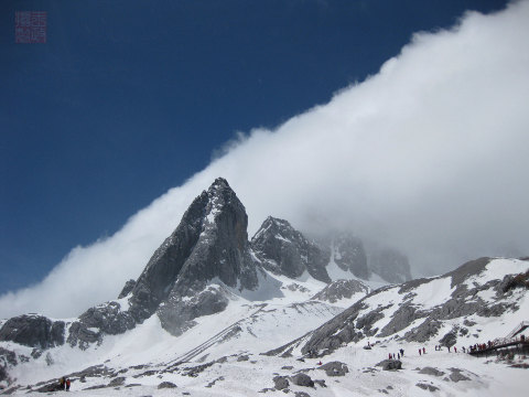 主峰"扇子陡"海拔5596米 玉龙雪山