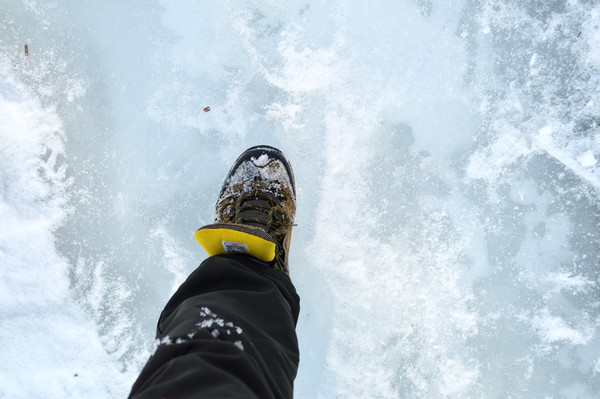 30我们到达冰瀑之地,鞋上没安冰爪的,小心翼翼地走在冰面上