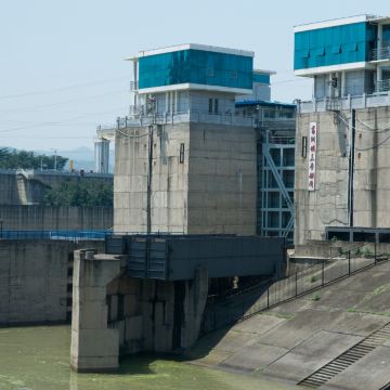 导致长江水流过快,原定在宜昌桃花村码头停靠的游轮改在了黄陵庙码 