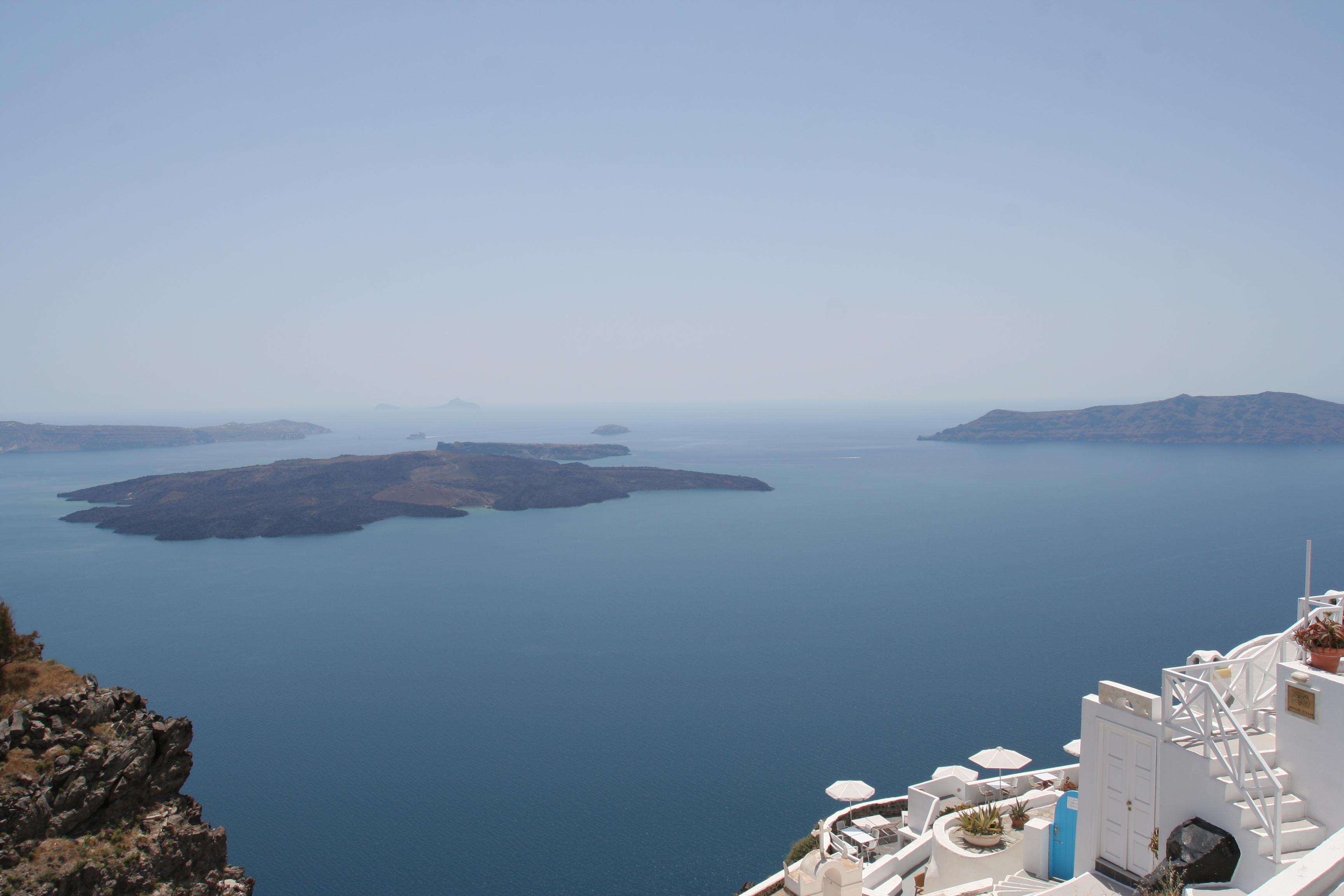 爱琴海非常的安静,颜色湛蓝湛蓝的,一直认为希腊国旗的蓝色,应该叫"