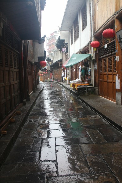 25日阴天 阵雨 芙蓉镇&凤凰古城 白天的时候因为水大,瀑布后面的入口