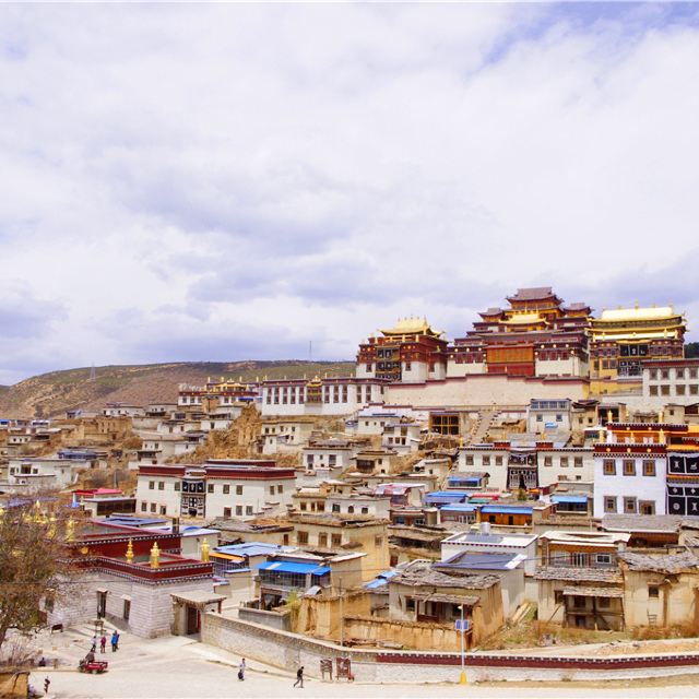 松赞林寺的全景