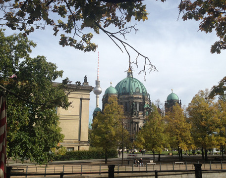 从博物馆岛出来,参观了柏林教堂.很大的集中式教堂.