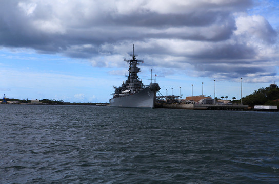 亚利桑那号战列舰是遇难人数最多的被炸毁舰艇,亚利桑那号沉船上建了