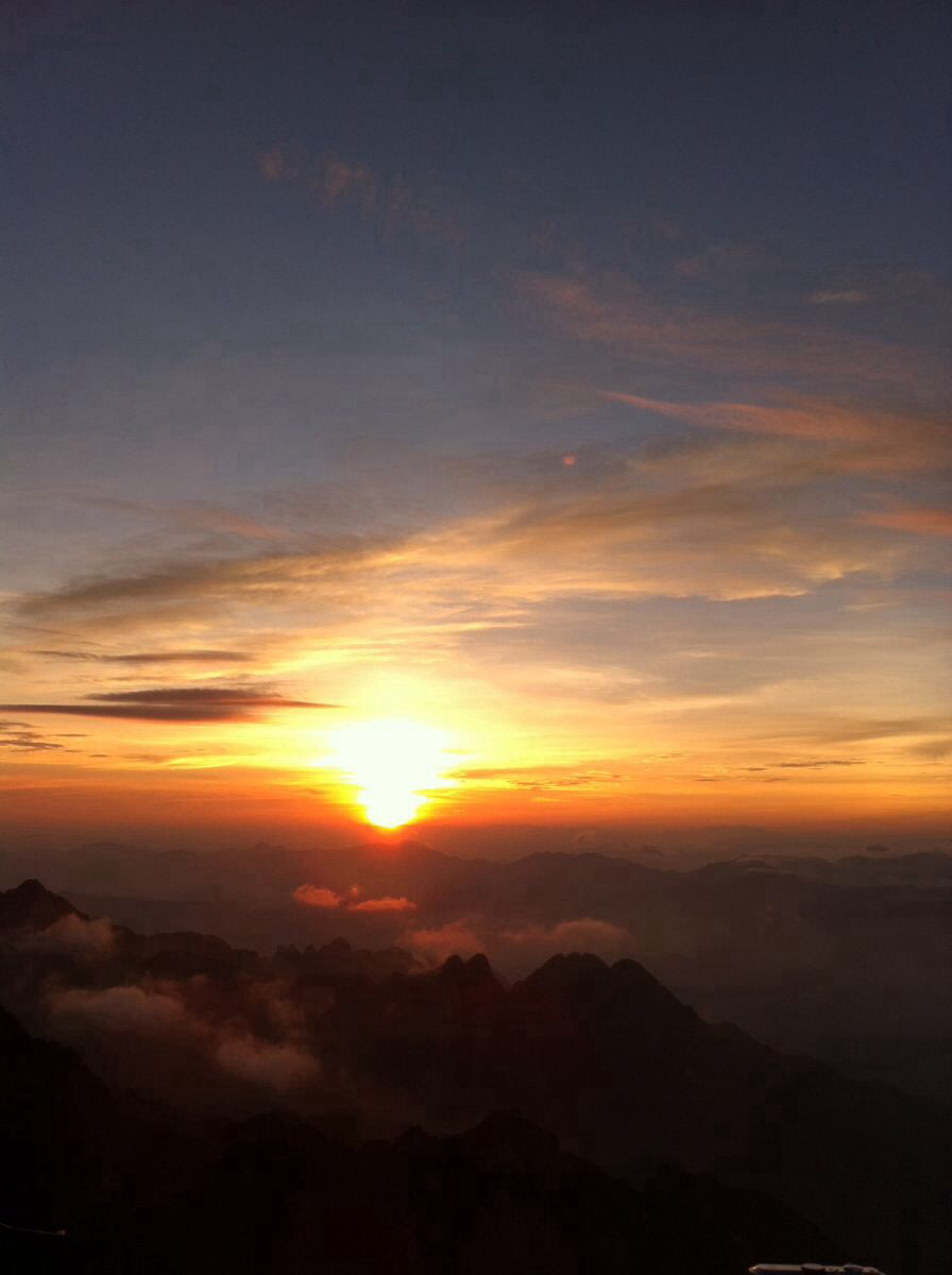 五点钟,看日出的台子上已经有很多很多人了,大家都屏气等待着,太阳