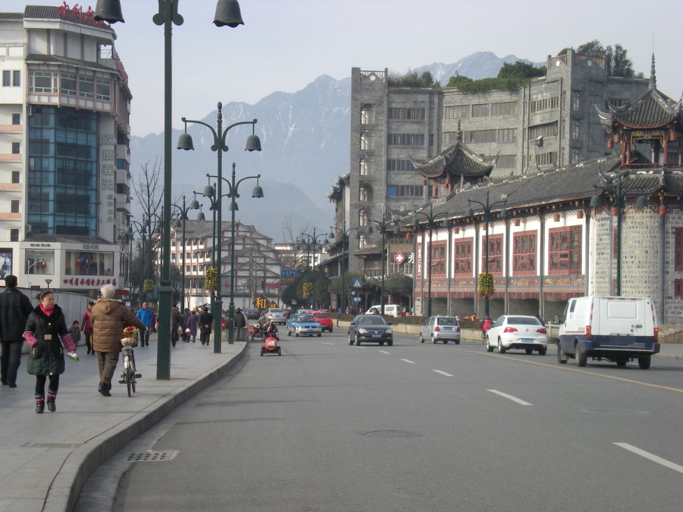 闲游其间,这里有秀水和青山,整个都江堰市内都非常漂亮,很干净很安逸