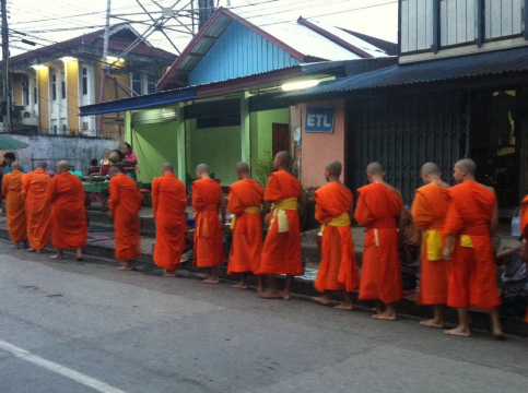 接受布施的僧侣也必是光脚,完成每日第一件必修课 琅勃拉邦 布施