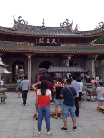 南普陀的大门,进入免费,还有免费的香领,一人一支 南普陀寺