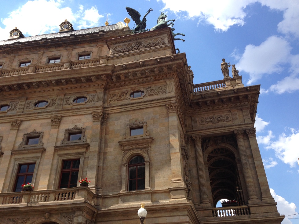 在布拉格弯曲的小路尽头总能看见很多巴洛克风格的建筑,其中最著名的