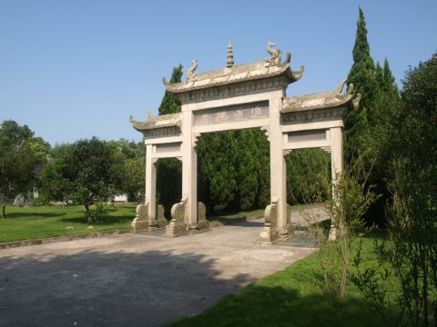 洞 庭 庙 4.君山名树5.君山斑竹 6.茶园春色 7.柳毅井与传书亭 8.