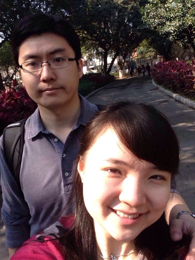 阳光灿烂,老公和我自拍一个