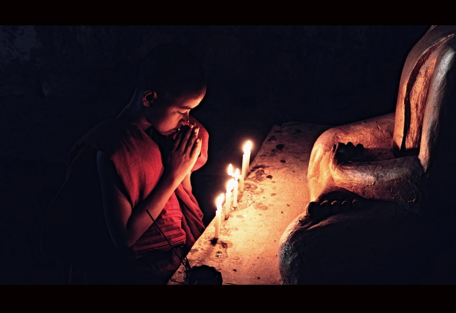 烛火点亮了僧人的脸颊,虔诚的心灵 都格登寺