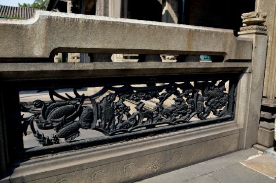 陈家祠的建筑以装饰精巧,堂皇富丽而著称于世.