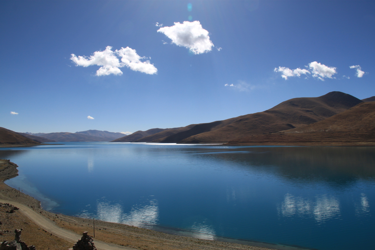 羊卓雍措湖光山色,景色如画,仿如置身人间仙境,羊湖
