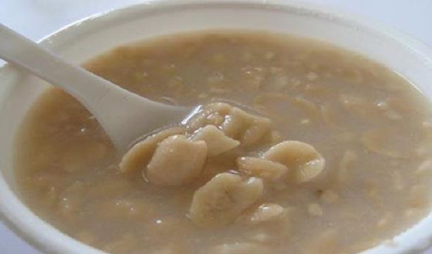 精挑细选的花生仁用沸水去除外膜,加水煮至花生熟了后放糖,继续熬煮