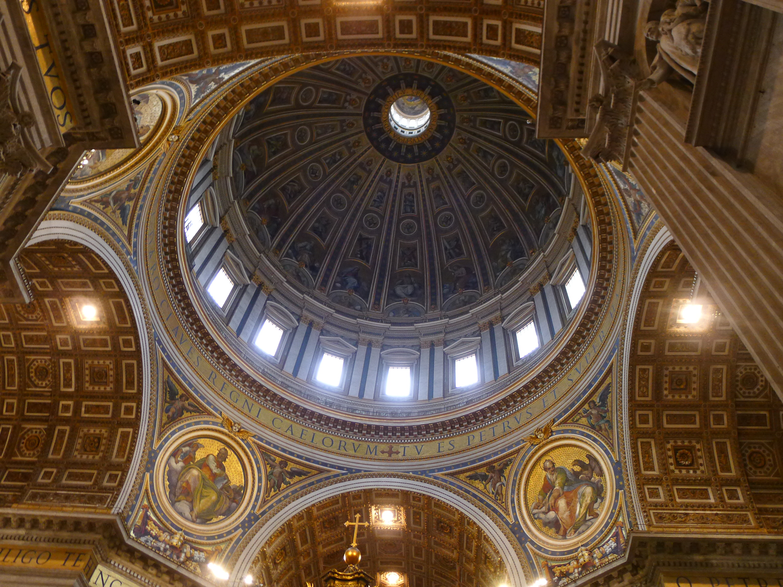 教堂顶部的圆穹由米开朗基罗设计,两重结构,内部很明亮.