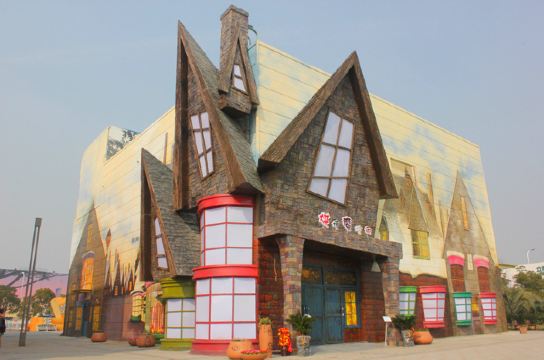 巧克力开心乐园位于上海市世博园区,乐园紧邻昼夜璀璨的黄浦江,设有