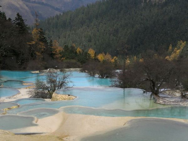 (小手机拍摄的黄龙景区海拔3600多米上的五彩池.