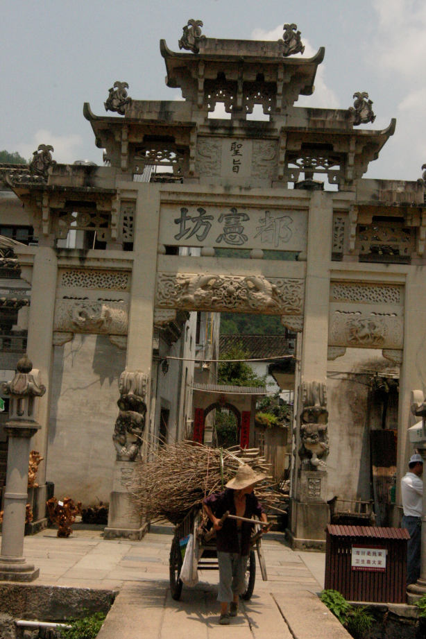 龙川胡氏宗祠位于安徽省绩溪县大坑口村.