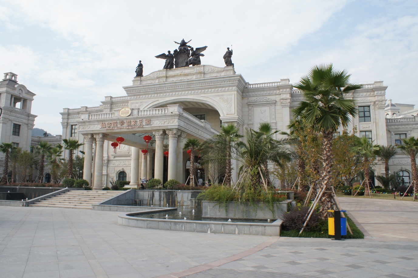 仙华四季温泉乐园大门,门楼很有欧州建筑物的气魄.