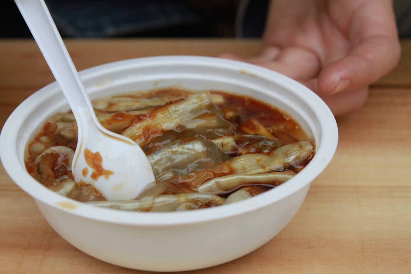 土笋冻.听名字我以为是笋类.吃了之后才知道.是虫子!