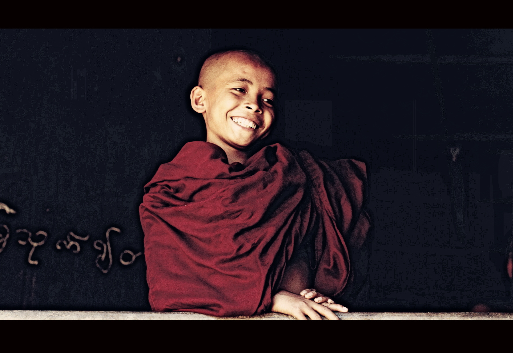 小沙弥在寺院之中,快乐的微笑 钦利差佛寺