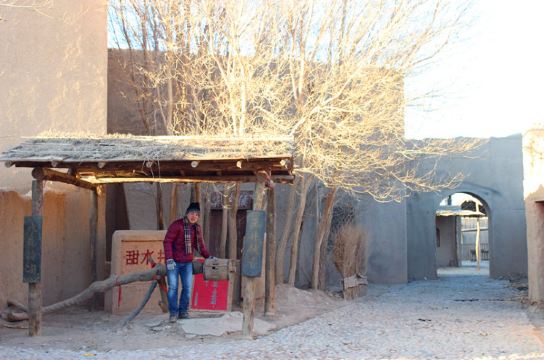 导演组是北京过来的,群众演员很多,都是男的,拍的电视叫《大漠枪神》