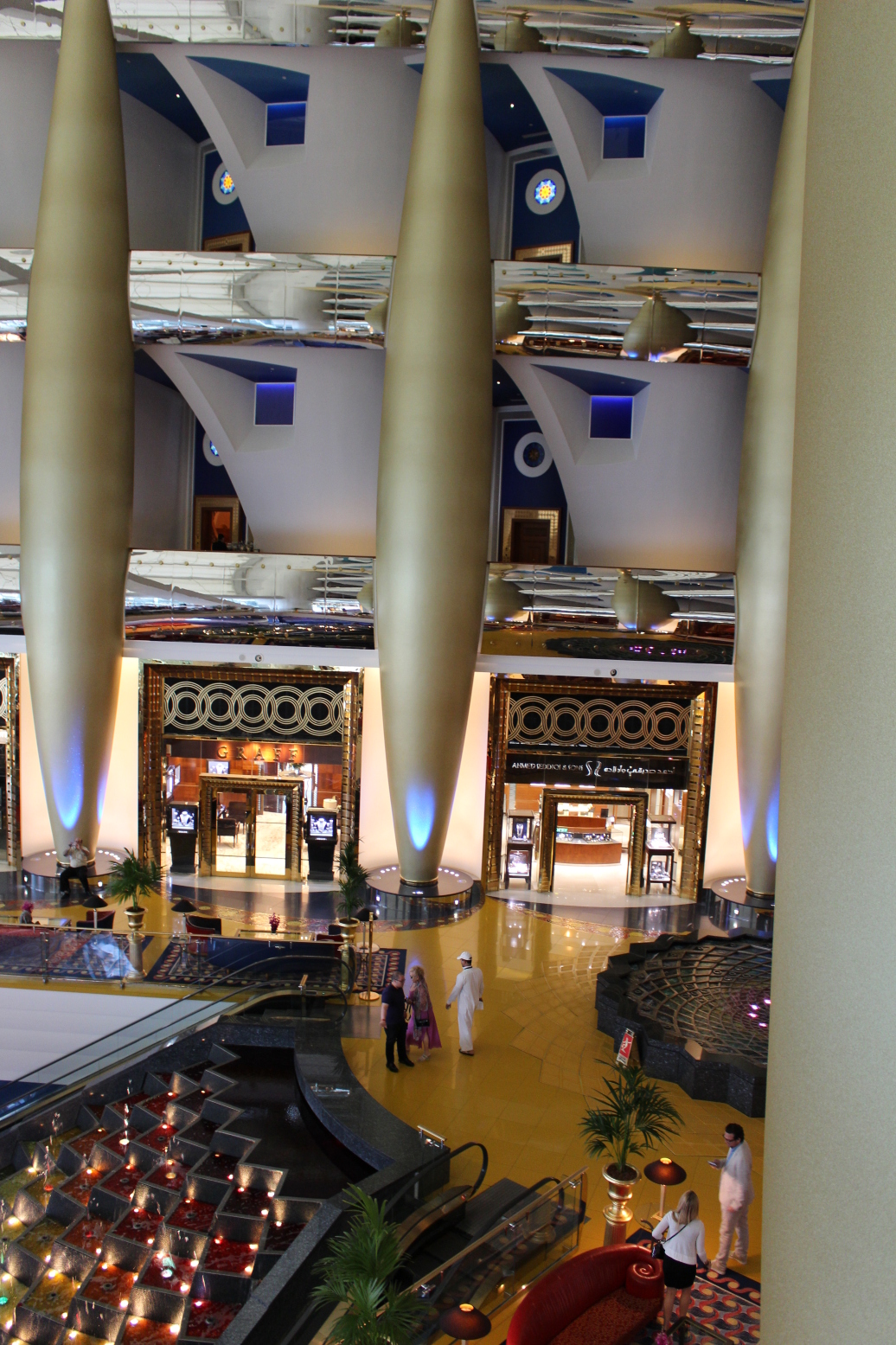 从207房俯视整个l层大堂. 帆船酒店