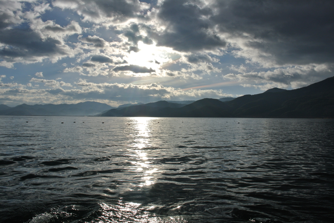 阳光下的河面波光粼粼,不过这是早上 可不是黄昏哦 泸沽湖